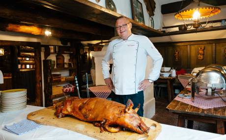 Event im MONDI Resort Gastein: SPANFERKEL AUS DEM BUCHENHOLZ-ERDOFEN