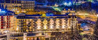 MONDI Hotel Bellevue Gastein beleuchtet Winternacht