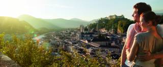 Pärchen vor der Stadt Salzburg mit Bergpanorama