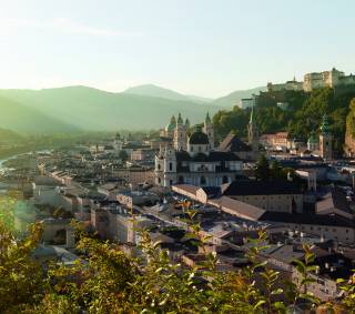 Pärchen vor der Stadt Salzburg mit Bergpanorama